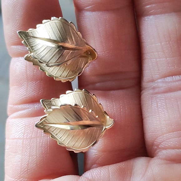 GIOVANNI VINTAGE GOLD-TONE DOUBLE LEAF DROP CLIP-ON .8" EARRINGS - Picture 7 of 9